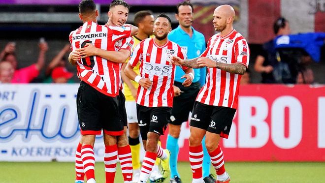 两支球队在 两支球队在